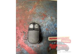 Gebruikte Raam schakelaar elektrisch Ford Focus 1 1.6 16V Prijs € 15,00 Margeregeling aangeboden door Autorecycling Chino B.V.