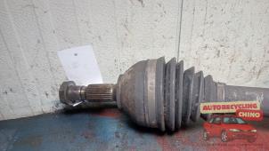 Gebruikte Aandrijfas links-voor Peugeot 407 (6D) 2.2 16V Prijs € 35,00 Margeregeling aangeboden door Autorecycling Chino B.V.