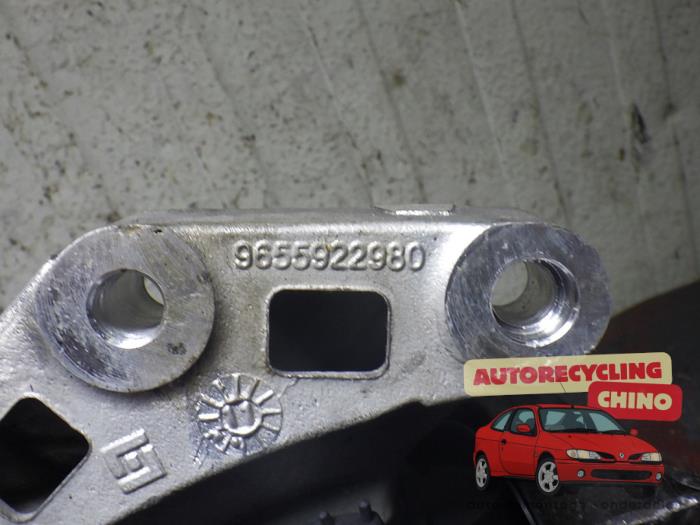 Motorsteun van een Citroën C4 Berline (NC) 1.4 16V VTi 2011