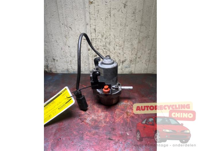 Gebruikte Vacuumpomp Rembekrachtiging Mercedes C Combi (S203) 2.0 C-200K 16V Prijs € 60,00 Margeregeling aangeboden door Autorecycling Chino B.V.