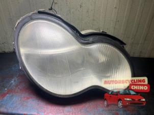 Gebruikte Koplamp rechts Mercedes C Combi (S203) 2.0 C-200K 16V Prijs € 35,00 Margeregeling aangeboden door Autorecycling Chino B.V.