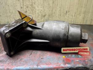 Gebruikte Oliefilterhuis Mercedes B (W245) 1.5 B-150 16V Prijs € 35,00 Margeregeling aangeboden door Autorecycling Chino B.V.