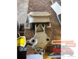 Gebruikte Motorsteun Renault Twingo II (CN) 1.2 16V Prijs € 20,00 Margeregeling aangeboden door Autorecycling Chino B.V.