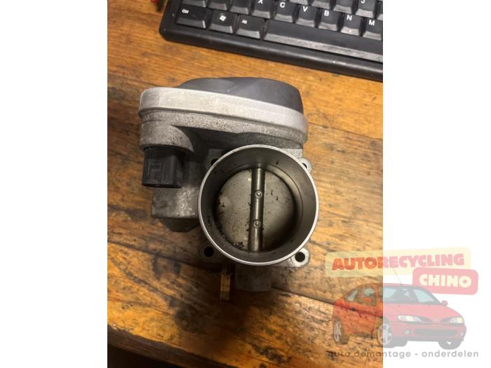 Gebruikte Gasklephuis Renault Megane II (BM/CM) 1.6 16V Autom. Prijs € 30,00 Margeregeling aangeboden door Autorecycling Chino B.V.