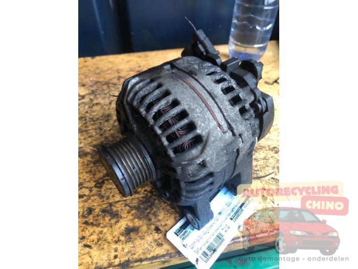 Gebruikte Dynamo Peugeot 307 (3A/C/D) 1.6 HDi 16V Prijs € 45,00 Margeregeling aangeboden door Autorecycling Chino B.V.