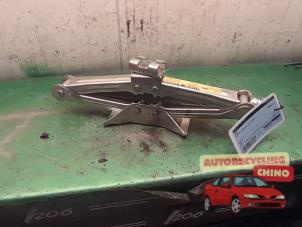 Gebruikte Krik Toyota Corolla Wagon (E12) 2.0 D-4D 16V 115 Prijs € 25,00 Margeregeling aangeboden door Autorecycling Chino B.V.