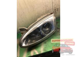 Gebruikte Koplamp links Hyundai Coupe 1.6 16V Prijs € 35,00 Margeregeling aangeboden door Autorecycling Chino B.V.