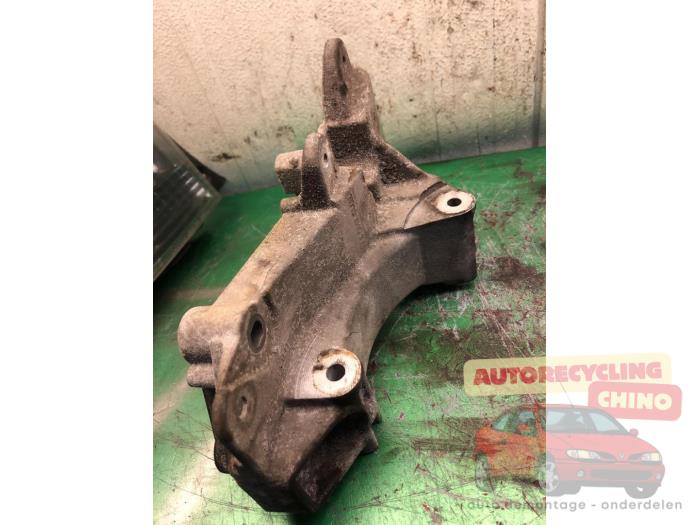 Gebruikte Dynamosteun boven Renault Megane III Berline (BZ) 1.4 16V TCe 130 Prijs € 35,00 Margeregeling aangeboden door Autorecycling Chino B.V.