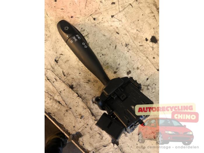 Gebruikte Pinker Schakelaar Hyundai i10 (F5) 1.1i 12V Prijs € 35,00 Margeregeling aangeboden door Autorecycling Chino B.V.