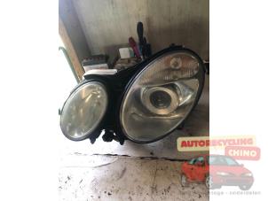 Gebruikte Koplamp links Mercedes E Combi (S211) 3.5 E-350 V6 24V Prijs € 225,00 Margeregeling aangeboden door Autorecycling Chino B.V.