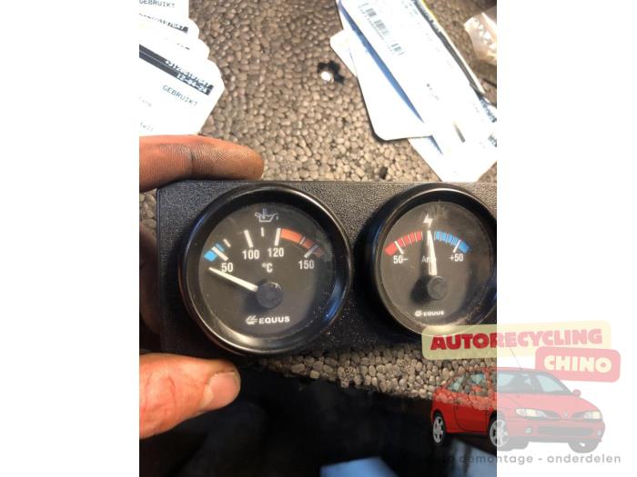 Oliedruk Meter van een Mitsubishi Eclipse Spyder (D5) 2.4 RS 16V 1999