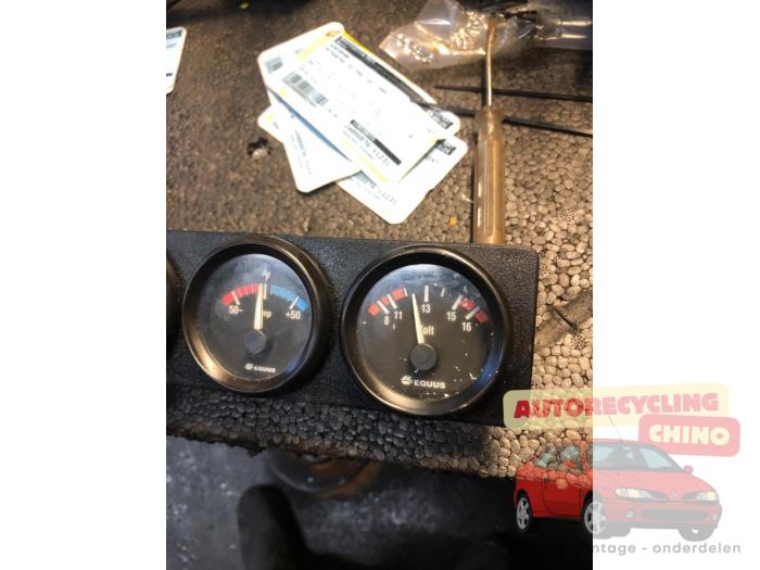 Oliedruk Meter van een Mitsubishi Eclipse Spyder (D5) 2.4 RS 16V 1999