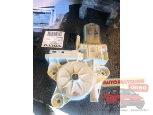 Gebruikte Motor electrisch raam Volvo S40 (MS) 1.6 D 16V Prijs € 49,00 Margeregeling aangeboden door Autorecycling Chino B.V.