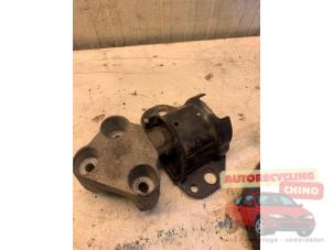 Gebruikte Motorsteun Renault Clio II (BB/CB) 1.2 16V Prijs € 20,00 Margeregeling aangeboden door Autorecycling Chino B.V.