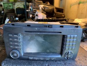 Gebruikte Radio Mercedes R (W251) 3.0 280 CDI 24V Prijs € 240,00 Margeregeling aangeboden door Autorecycling Bart