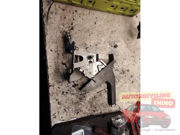 Gebruikte Handrem Mechaniek Nissan Qashqai (J10) 1.6 16V Prijs € 25,00 Margeregeling aangeboden door Autorecycling Chino B.V.
