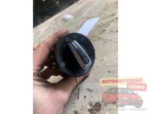 Gebruikte Licht Schakelaar Volkswagen Golf V (1K1) 1.4 16V Prijs € 25,00 Margeregeling aangeboden door Autorecycling Chino B.V.