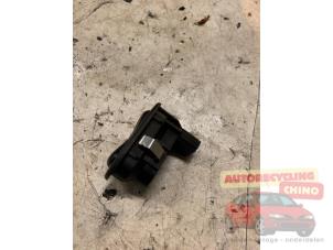 Gebruikte Ruit schakelaar elektrisch Opel Astra G (F07) 1.8 16V Prijs € 10,00 Margeregeling aangeboden door Autorecycling Chino B.V.