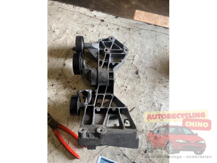 Gebruikte Dynamosteun boven Mercedes B (W245) 2.0 B-200 16V Turbo Prijs € 45,00 Margeregeling aangeboden door Autorecycling Chino B.V.