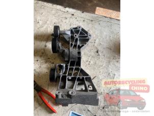 Gebruikte Dynamosteun boven Mercedes B (W245) 2.0 B-200 16V Turbo Prijs € 45,00 Margeregeling aangeboden door Autorecycling Chino B.V.