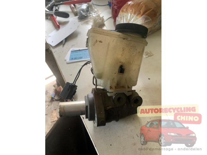 Hoofdremcilinder van een Mazda Xedos 6 2.0i V6 24V 1999