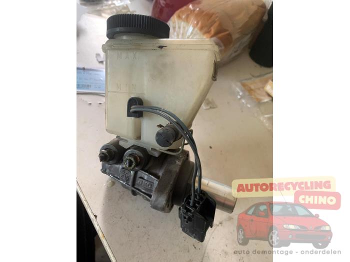 Hoofdremcilinder van een Mazda Xedos 6 2.0i V6 24V 1999