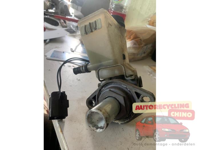 Hoofdremcilinder van een Mazda Xedos 6 2.0i V6 24V 1999