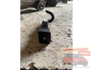 Gebruikte Mistlamp Schakelaar Kia Carnival 2 (FIB/FLD) 2.5 V6 24V Prijs € 15,00 Margeregeling aangeboden door Autorecycling Chino B.V.