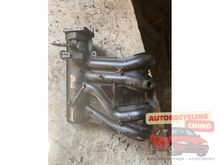 Gebruikte Inlaatspruitstuk Renault Twingo II (CN) 1.2 Prijs € 45,00 Margeregeling aangeboden door Autorecycling Chino B.V.