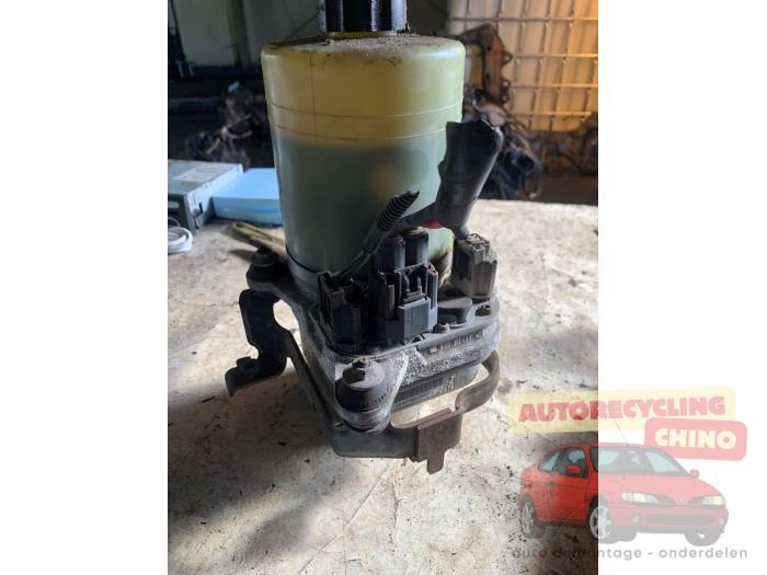 Gebruikte Pomp Servo Ford Focus 2 C+C 2.0 16V Prijs € 70,00 Margeregeling aangeboden door Autorecycling Chino B.V.