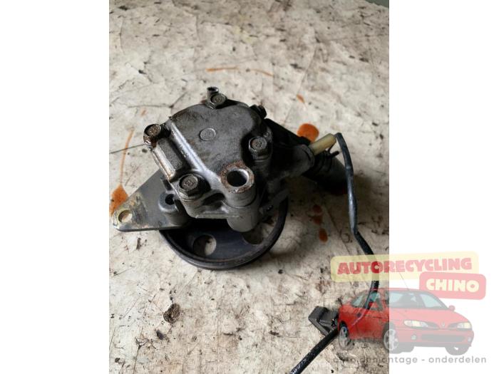Stuurbekrachtiging Pomp van een Mazda 323 (BA12) 1.3i 16V 1996