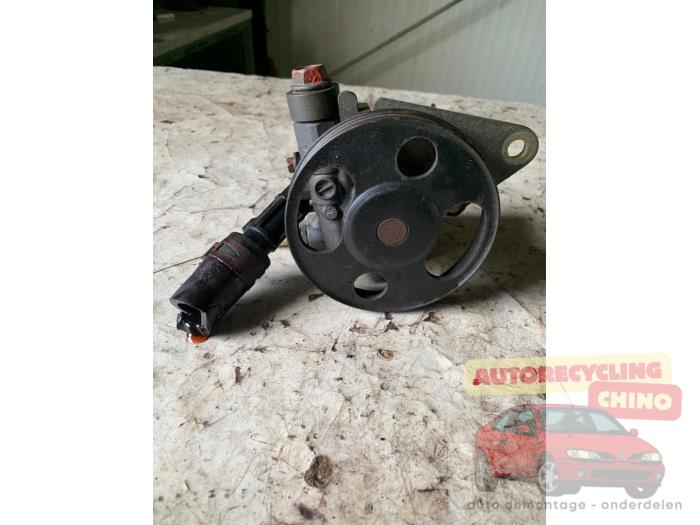 Stuurbekrachtiging Pomp van een Mazda 323 (BA12) 1.3i 16V 1996