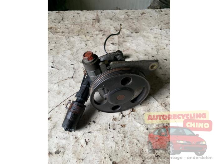 Stuurbekrachtiging Pomp van een Mazda 323 (BA12) 1.3i 16V 1996