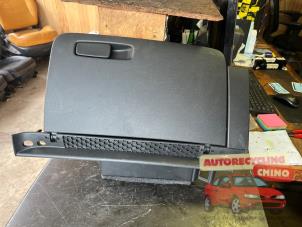 Gebruikte Dashboardkastje Audi A1 Sportback (8XA/8XF) 1.0 TFSI Ultra 12V Prijs € 35,00 Margeregeling aangeboden door Autorecycling Chino B.V.