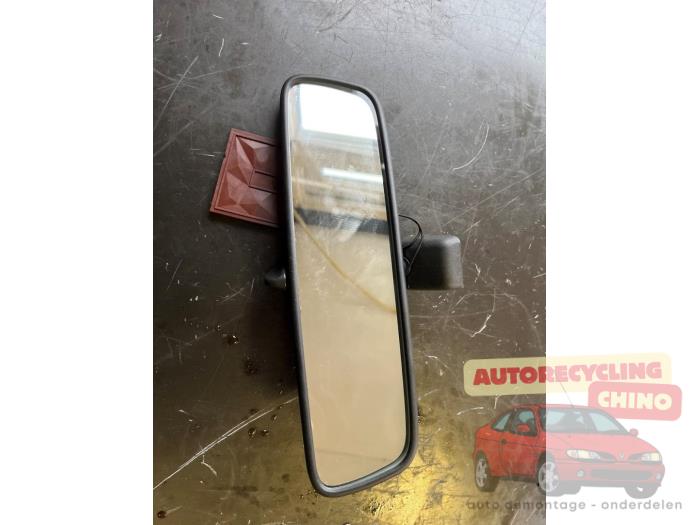 Binnenspiegel van een Opel Corsa D 1.2 16V 2013