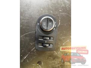 Gebruikte Licht Schakelaar Opel Corsa D 1.2 16V Prijs € 10,00 Margeregeling aangeboden door Autorecycling Chino B.V.