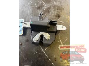 Gebruikte Slotmechaniek Achterklep Opel Corsa D 1.2 16V Prijs € 25,00 Margeregeling aangeboden door Autorecycling Chino B.V.