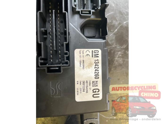 Zekeringkast van een Opel Corsa D 1.2 16V 2013