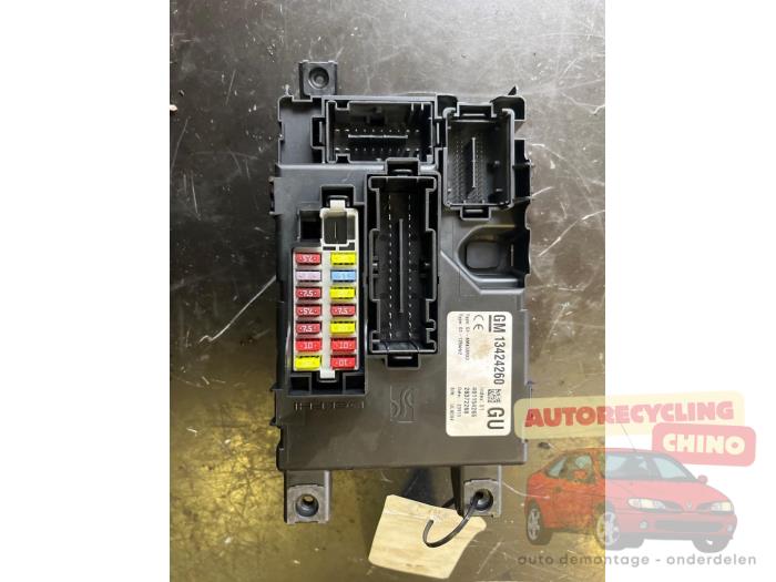 Zekeringkast van een Opel Corsa D 1.2 16V 2013