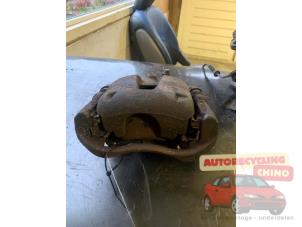 Gebruikte Remklauw (Tang) links-voor Opel Corsa D 1.2 16V Prijs € 25,00 Margeregeling aangeboden door Autorecycling Chino B.V.