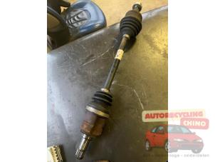 Gebruikte Aandrijfas links-voor Opel Corsa D 1.2 16V Prijs € 40,00 Margeregeling aangeboden door Autorecycling Chino B.V.
