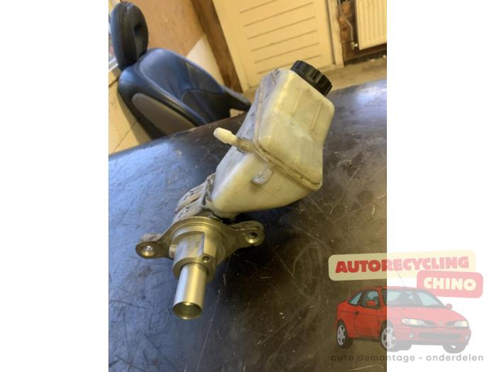 Hoofdremcilinder van een Opel Corsa D 1.2 16V 2013