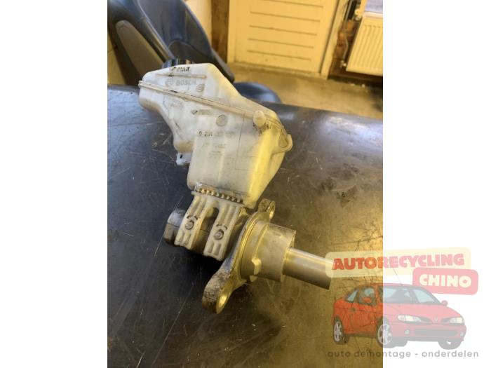 Hoofdremcilinder van een Opel Corsa D 1.2 16V 2013