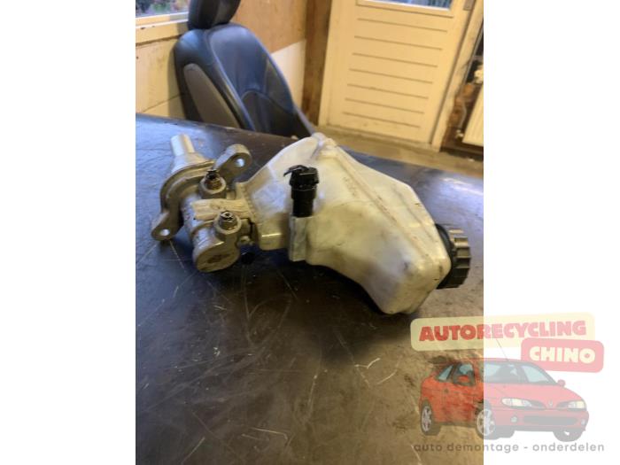 Hoofdremcilinder van een Opel Corsa D 1.2 16V 2013
