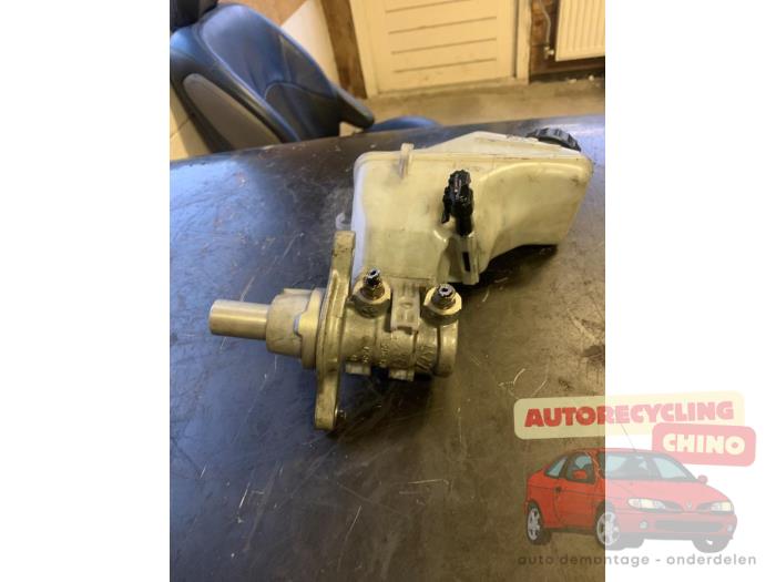 Hoofdremcilinder van een Opel Corsa D 1.2 16V 2013