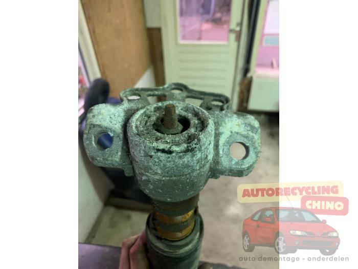 Schokdemper links-achter van een Opel Corsa D 1.2 16V 2013