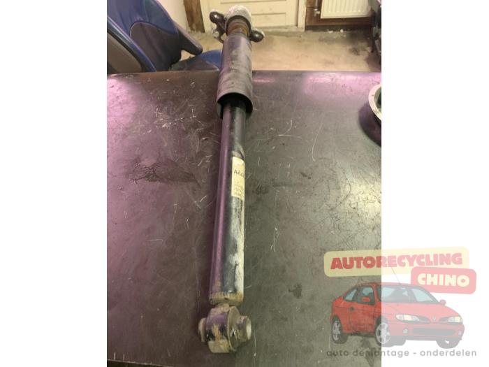 Schokdemper links-achter van een Opel Corsa D 1.2 16V 2013