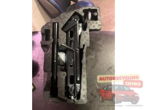 Gebruikte Krikset Opel Corsa D 1.2 16V Prijs € 35,00 Margeregeling aangeboden door Autorecycling Chino B.V.