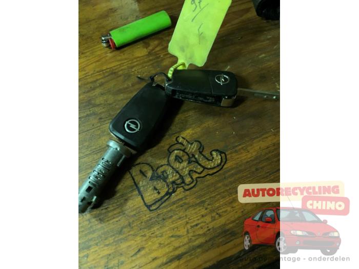 Kontaktslot+Sleutel van een Opel Corsa D 1.2 16V 2013