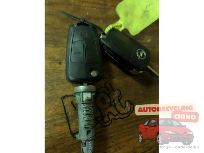 Kontaktslot+Sleutel van een Opel Corsa D 1.2 16V 2013